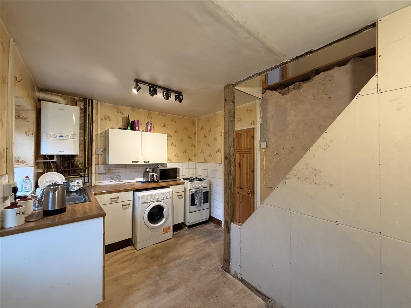 2 bed house - mid terrace in Lodge Street, Hyde – photo 3
